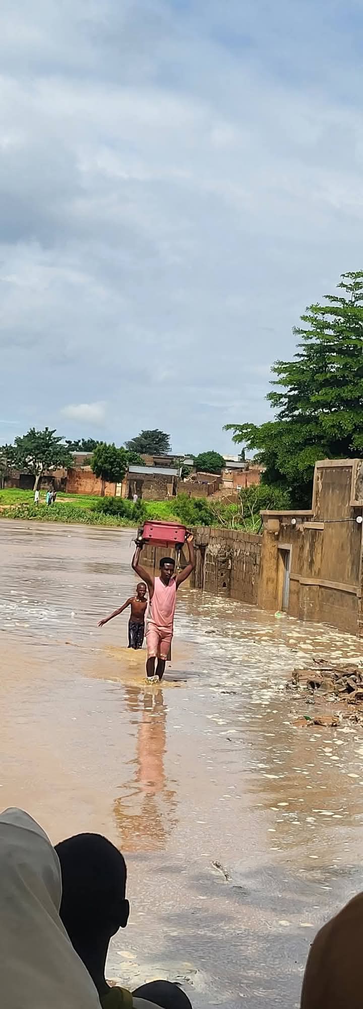 Flood hits Potiskum after heavy downpour - women and children flee for safety Flood hits Potiskum after heavy downpour - women and children flee for safety